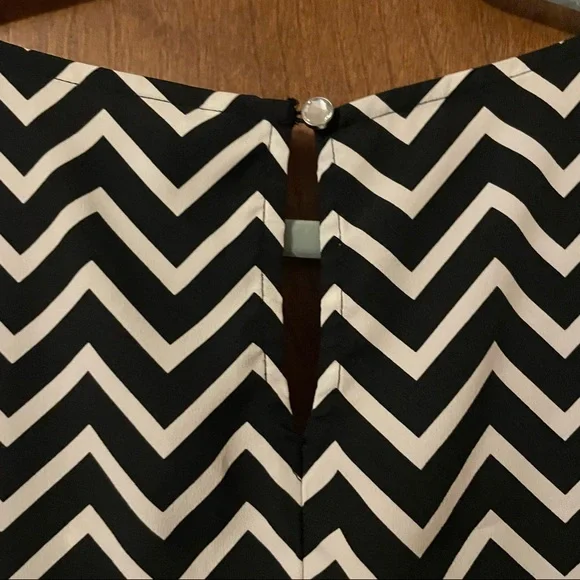 Candie’s Black and White Chevron Short Cap Sleeve Blouse - Picture 7 of 7